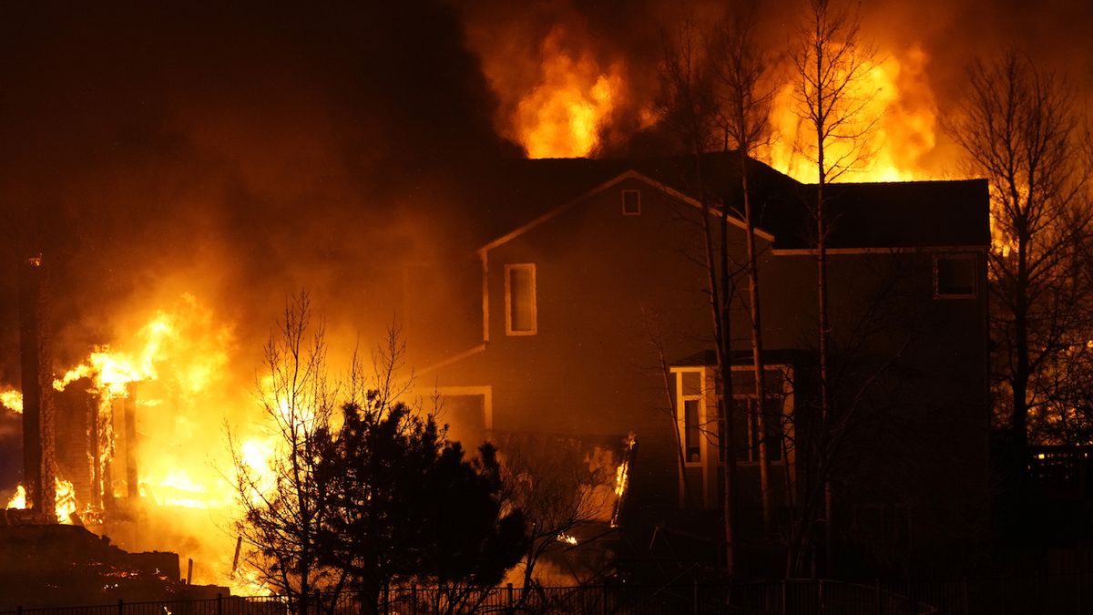 Kvůli požárům u Denveru se musely evakuovat desetitisíce lidí